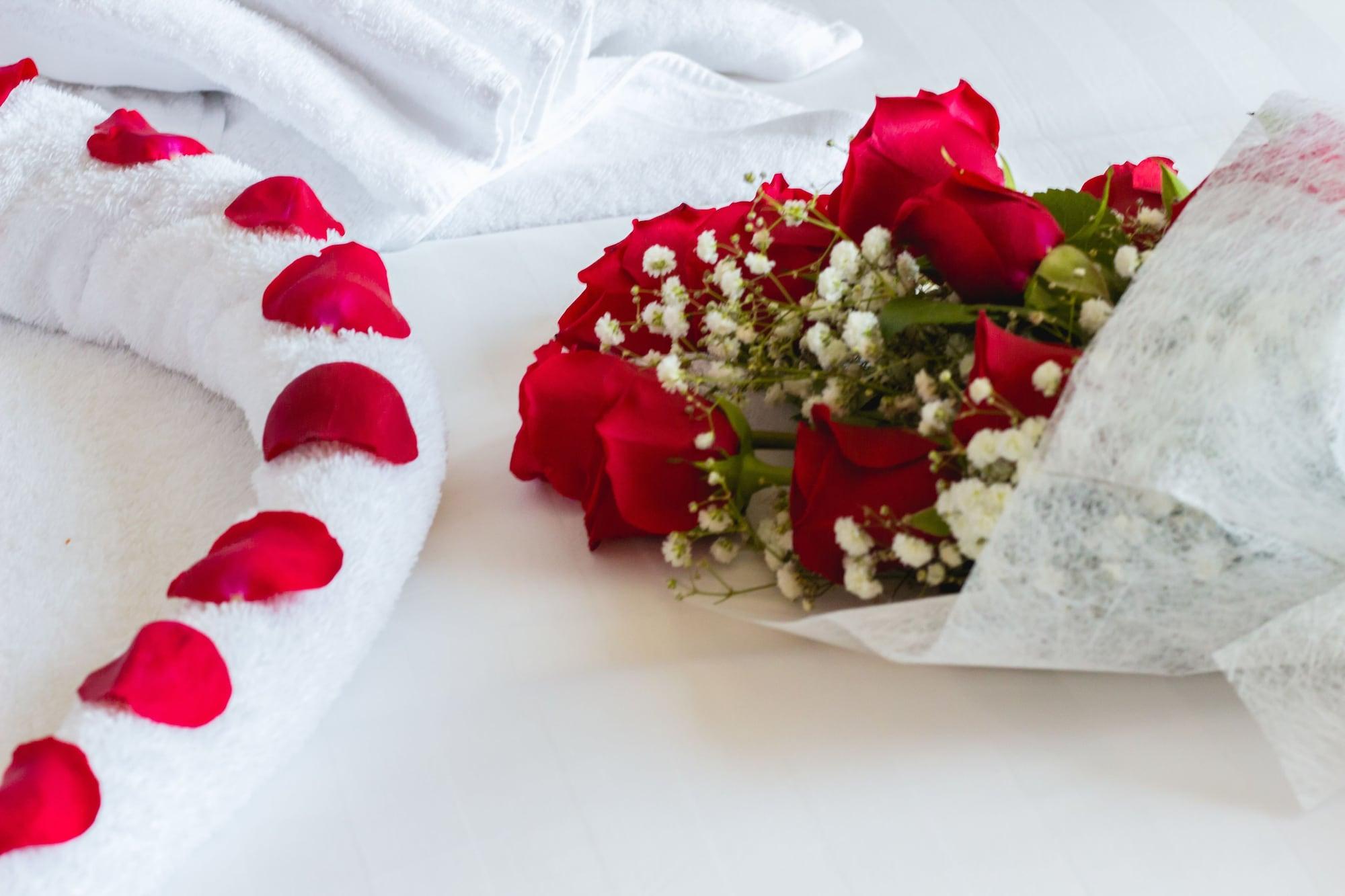 Bay La Sun Hotel And Marina - Emaar King Abdullah Economic City Exterior photo A bouquet of red roses
