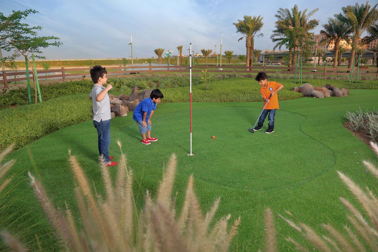 Bay La Sun Hotel And Marina - Emaar King Abdullah Economic City Exterior photo Golf putting green at Al Forsan National Club